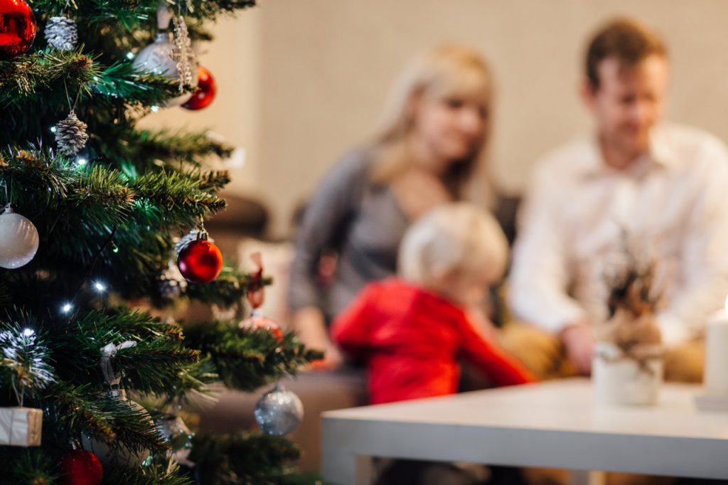 Familj som firar jul